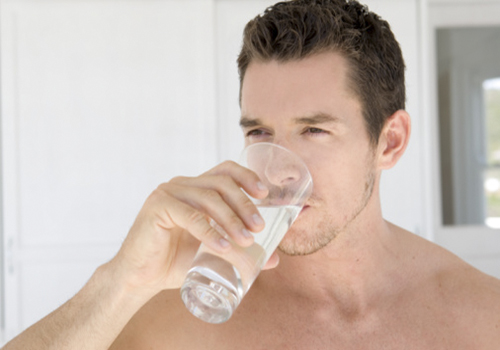 uống nhiều nước - mẹo chữa bệnh gout tại nhà