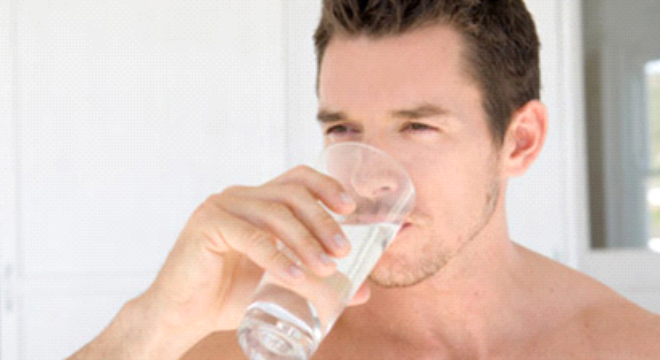 Nước uống - 10 loại thực phẩm giúp giảm acid uric trong máu nhanh nhất