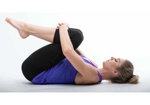 Yoga chữa bệnh gout hiệu quả - tư thế ôm đầu gối
