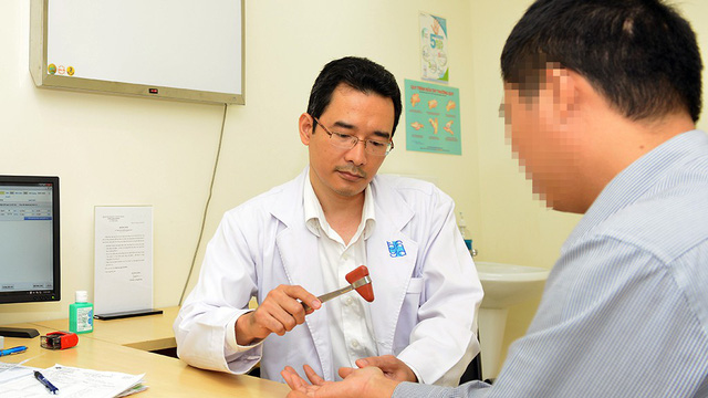 BS Nguyễn Đức Thành khám và điều trị bệnh nhân mắc bệnh gout tại Bệnh viện Đại học Y dược TP.HCM - Ảnh: BVCC